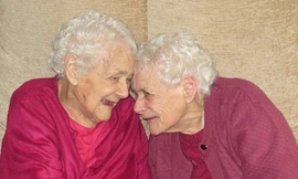 Cặp sinh đôi lớn tuổi nhất nước Anh đón sinh nhật thứ 103