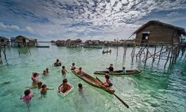 Nhìn gần cuộc sống kỳ thú của bộ tộc du mục trên biển