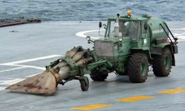 Xe hút bụi đặc biệt trên tàu sân bay Nga. Ảnh: Twitter.