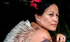 Có tới 2.500 chiếc kim được cắm trên lưng cô Fanny Pachon.