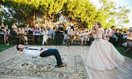 Cô dâu 'phù phép' khiến chú rể nằm lơ lửng