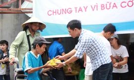 Hơn 1000 phần cơm chay trao người nghèo