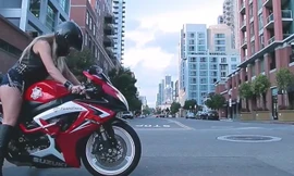 Kiều nữ chân dài miên man 'đốt lốp' Suzuki GSX-R