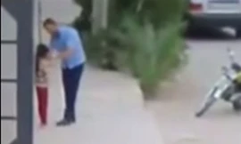 Người giao hàng giật hoa tai của bé gái