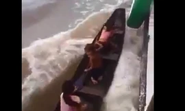 3 bé gái liều mạng chèo xuồng sát tàu lớn để bán hàng