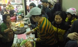 Xếp hàng mua bánh chưng như thời bao cấp ở phố cổ Hà Nội