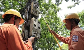 Tận thấy nhân viên EVN ghi chỉ số công tơ bằng 'gậy tự sướng'