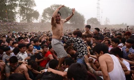 Hàng trăm thanh niên tranh cướp quả phết may mắn