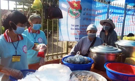 Các tăng ni, Phật tử đang chuẩn bị các suất ăn.