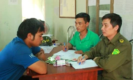 Y Nam mang vật chứng trình báo công an xã ĐLiêYang.