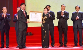 Phó Chủ tịch nước Nguyễn Thị Doan trao Huân chương Độc lập hạng Nhất cho lãnh đạo Bộ GTVT.