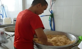 Công nhân trong xưởng ông Tuyển đang chế biến chà bông bằng tay trần, không có trang bị bảo hộ