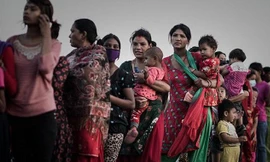 Những người phụ nữ xếp hàng dài để nhận lương thực tại một trại tị nạn ở Kathmandu 9 ngày sau trận động đất. Nguồn: AFP.