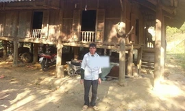 Ông Toán đang sống cùng gia đình người cháu gái tại bản Oi Nọi, xã Tiền Phong.