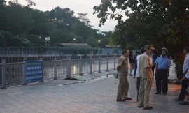 Nạn nhân được vớt lên bờ.