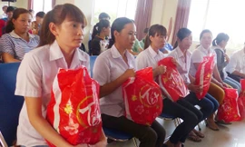 Trao quà Tết cho công nhân có hoàn cảnh khó khăn