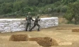 Để lựu đạn tuột tay, hai lính Trung Quốc suýt mất mạng