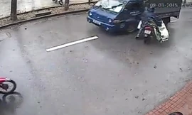 Xe máy vướng áo mưa loạng choạng lao thẳng vào ôtô
