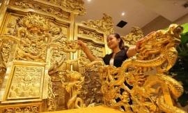 Hiện chiếc ngai vàng Trung Quốc hoành tráng được trưng bày ở sảnh khách sạn.