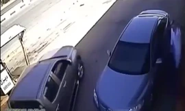 Lái xe nghe điện thoại khiến trạm xăng cháy ngùn ngụt