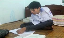 Không có tay Nhẫn vẫn quyết tâm dùng Chân để viết tiếp giấc mơ của mình: Ảnh: Thiên Ân.