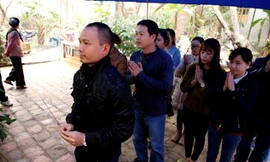 Ê-kip 'Điều ước thứ 7' nghẹn ngào trước di ảnh chị Loan