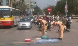 Thông tin từ đội CSGT số 3 (Công an TP Hà Nội) cho biết, khoảng 11h30 trưa nay (25/2), tại ngã tư Tôn Thất Tùng – Trường Chinh (quận Đống Đa, Hà Nội) đã xảy ra va chạm giao thông giữa 2 xe máy, trong đó có một xe chở thùng bột xà phòng công nghiệp; khiến 