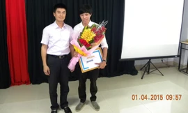 Ông Lê Hoàng Dũng trao học bổng cho Lê Doãn Ý (bìa trái).