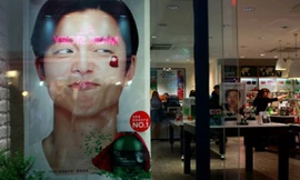 Một cửa hiệu mỹ phẩm dành cho nam giới trên con đường mua sắm Myeong-dong ở thủ đô Seoul, Hàn Quốc, với bức ảnh phóng to nam diễn viên điện ảnh nổi tiếng Kong Yoo.