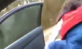 Nhảy múa trên cửa xe mở toang, cô gái rơi xuống đường