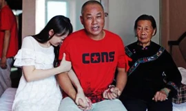 Ông Yang Ming (giữa) bên con gái và mẹ sau khi được trả tự do. Ảnh: Thepaper.cn.