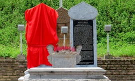 Tại phần mộ do huyện Hưng Hà tự định danh là nơi yên nghỉ của vua Trần Thánh Tông mới di dời một tấm bia đá phủ vải đỏ được dựng vào ngày 19/4/2015, còn lại 2 bia (một đá, một đá bọc đồng) được dựng vào đầu năm 2014 vẫn còn đó. Ảnh: Giang Chinh.