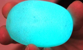 Viên đá lạ phát sáng màu xanh lét.