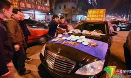 Hai thanh niên bày đồ ăn hút khách.