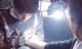 Một ngày làm việc của chàng thợ xăm nổi tiếng Hà thành