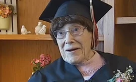 Cụ Hunt mặc quần áo cử nhân trong ngày nhận bằng tốt nghiệp của trường trung học River Valley. Ảnh: Wkow.