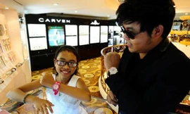 Quang Lê 'khoe' đồng hồ Sarcar giá 3 tỷ, bên cạnh Phương Mỹ Chi đeo cái đồng hồ Guess giá... 2 triệu.