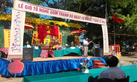 Sáng ngày 23/8, Ban trị sự Miếu Nam Diêu và các hộ sản xuất gốm phường Thanh Hà đã tổ chức nghi lễ giỗ tổ nghề gốm gồm rước kiệu, đọc văn tế và nghi lễ thờ cúng,…