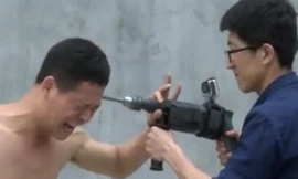 Rợn người màn biểu diễn khoan vào đầu