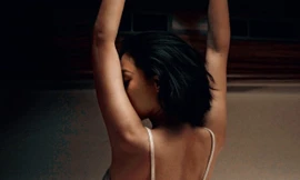 Châu Tấn táo bạo khoe lưng trần hút mắt