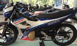 So với những bản bình thường, chiếc Suzuki Raider “phiên bản GP” mới nổi bật hơn với màu sơn trắng và dàn tem theo phong cách đội đua Suzuki Ecstar.