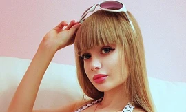 Kinh hoàng người mẫu được nuôi như “búp bê sống”