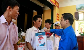 Bí thư T.Ư Đoàn Nguyễn Anh Tuấn tặng quà cho đại diện quân, dân trên đảo Song Tử Tây.