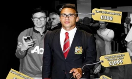 'Ronaldo Hà Lan' khoe iPhone 6 mạ vàng giá 6.500 USD