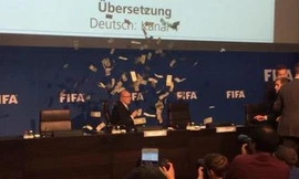 Chủ tịch FIFA bị ném tiền vào mặt khi họp báo