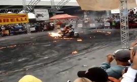 Xe phân khối lớn vừa đốt lốp, vừa phun lửa