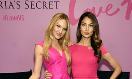 Hai người đẹp của Victoria's Secret - Candice Swanepoel và Lily Aldridge sánh đôi bên nhau trong buổi ra mắt dòng sản phẩm mới dành cho mùa lễ tình nhân năm 2015 tại New York, ngày 5/2.