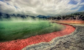 Hồ nước sâu chứa đầy vàng bạc trong lòng núi lửa ở New Zealand. Ảnh: Jacob Surland/Flickr.