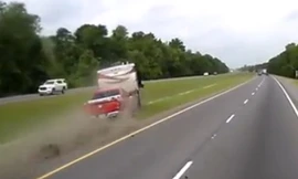 Nhà xe di động nổ lốp, mất lái và lộn vòng