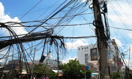 Trụ điện phát lửa gây cháy đường điện và cáp viễn thông.